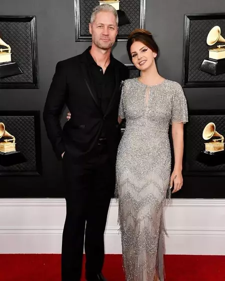 Glitter a tope y acento retro estilo años veinte, la apuesta de Lana del Rey en los Premios Grammy 2020