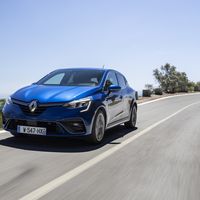 Renault Clio, Dacia Sandero y Peugeot 2008 forman el podio de los coches más vendidos de España en julio, desbancando al SEAT León