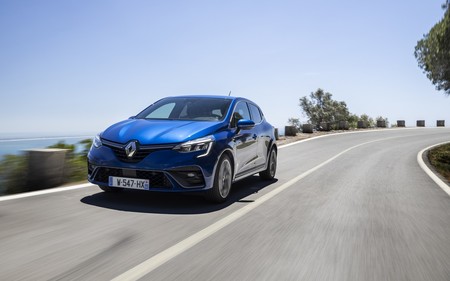 Renault Clio, Dacia Sandero y Peugeot 2008 forman el podio de los coches más vendidos de España en julio, desbancando al SEAT León