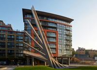 El puente peatonal de Londres que se abre y se cierra como un abanico gigante 