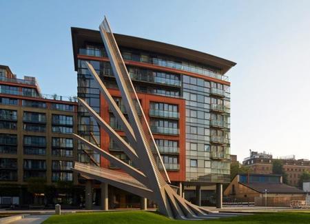 El puente peatonal de Londres que se abre y se cierra como un abanico gigante