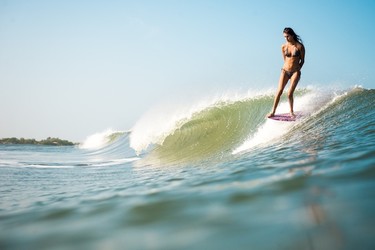 Mango surca las olas de la mano de Victoria Vergara 