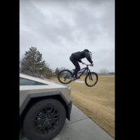 El diseño de la Tesla Cybertruck no es tan inútil al final. Un youtuber le encontró un uso práctico: rampa de bicicletas 