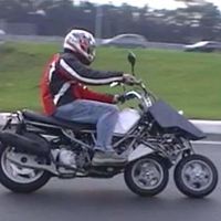 De los creadores del Piaggio MP3 ahora llega el prototipo de scooter con tres ruedas en línea