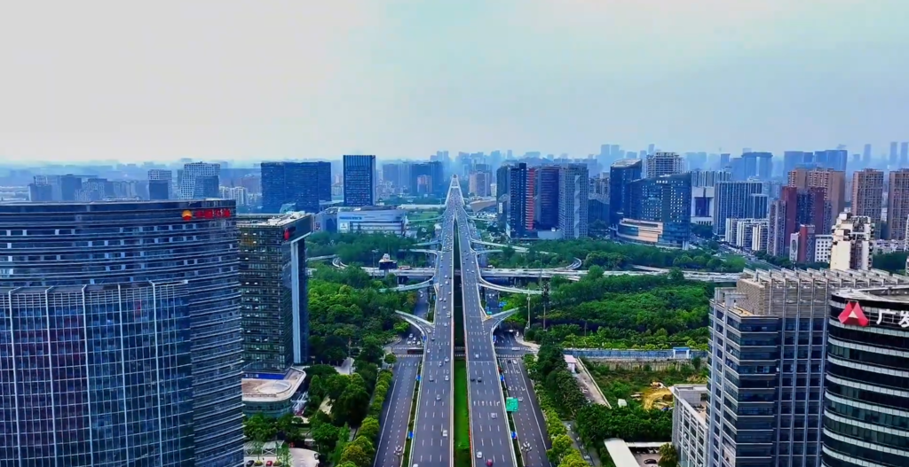 Con 150 km es el eje urbano más largo del mundo y está, para sorpresa de nadie, en China: que conecte ciudades es lo de menos