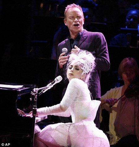 Lady Gaga y Sting homenajean a la fundación 'Rainforest' cantando su particular 'Stand by me'