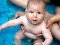 ¿Aparecerá un círculo rojo o azul alrededor de tu hijo si se le escapa el pipí en la piscina?