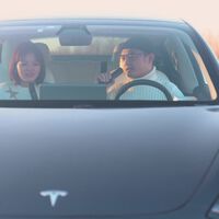 Tesla lanza el 'TeslaMic', un kit de 188 dólares para hacer karaoke en el coche y que ha reventado su web