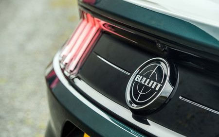 Ford Mustang Bullitt trasera logo luz