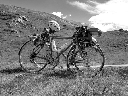 La bici eléctrica cambia a un sector con exceso de oferta
