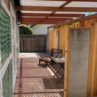 Este patio era una ruina, y su propietario lo transformó por menos de 350 euros: "Juré que crearía un espacio cómodo al aire libre, pero no andaba precisamente a tope de dinero"