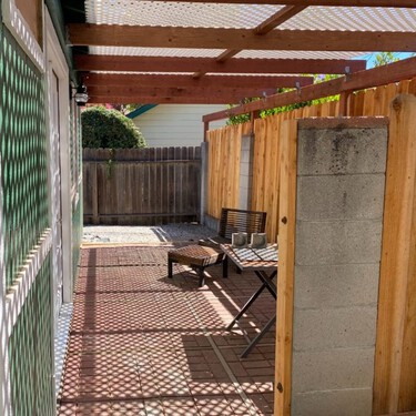 Este patio era una ruina, y su propietario lo transformó por menos de 350 euros: "Juré que crearía un espacio cómodo al aire libre, pero no andaba precisamente a tope de dinero"