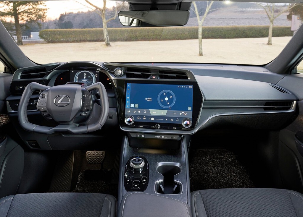 Ya sabemos cómo funciona el nuevo volante sin aros de Lexus y Toyota. Así quiere mejorar al de Tesla