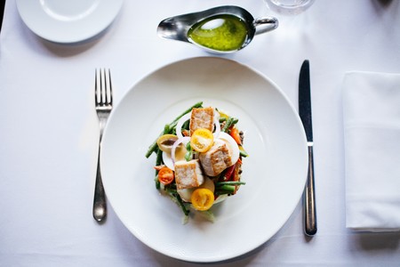 Ensalada de pollo, ejotes, jitomates cherry y vinagreta de mostaza. Receta ligera para cenar