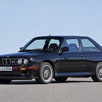 Dueño de M3 E30 guarda su auto dentro de su casa para protegerlo del huracán Matthew, eso sí es amor