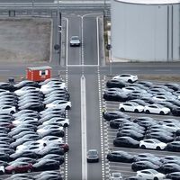 Tesla ha encontrado una utilidad inesperada para esa conducción autónoma que aún no puedes usar en carretera: dejar sin trabajo a los trabajadores que aparcaban los coches en las campas