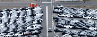 Tesla ha encontrado una utilidad inesperada para esa conducción autónoma que aún no puedes usar en carretera: dejar sin trabajo a los trabajadores que aparcaban los coches en las campas