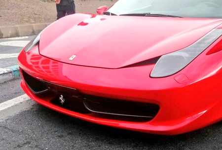 El misterioso caso del Ferrari 458 Italia que cruzó media Europa con una matrícula de papel