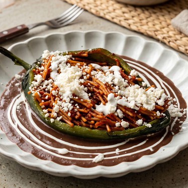 Cómo hacer chiles rellenos de fideo seco: una receta fácil y deliciosa acompañada con salsa de frijol 