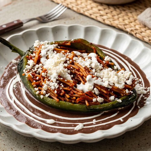 Cómo hacer chiles rellenos de fideo seco: una receta fácil y deliciosa acompañada con salsa de frijol 