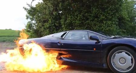 Jaguar XJ220 prende fuego a sus llantas