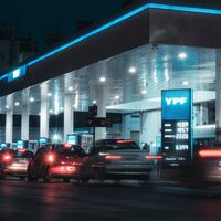 Milei lleva cinco días gobernando y los precios de la gasolina y el diésel se han disparado un 70% en Argentina