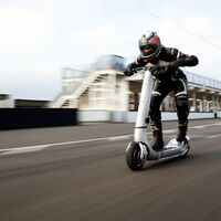 "No esperamos que mucha gente lo use. Es aterrador y no es muy seguro". Esta empresa ha creado un patinete eléctrico que puede superar los 160 km/h. Y cuesta lo mismo que un Dacia Duster 