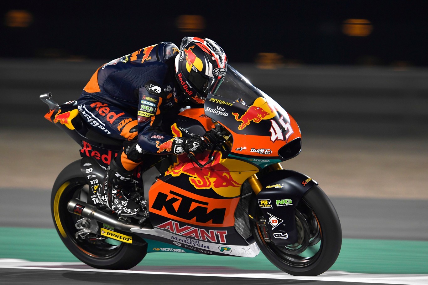 Tetsuta Nagashima hace una remontada de trece posiciones para ganar en su debut con KTM y liderar Moto2