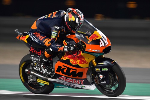 Tetsuta Nagashima hace una remontada de trece posiciones para ganar en su debut con KTM y liderar Moto2