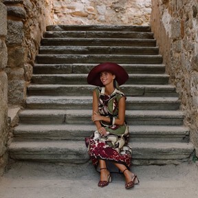 Los cinco vestidos de flores de Zara y Mango, frescos y elegantes, que este verano agotarán las mujeres que más saben de moda 