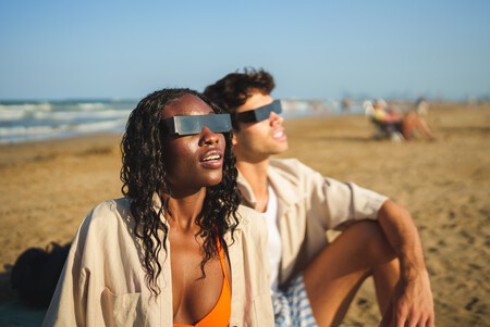 Duas pessoas usando óculos para eclipses