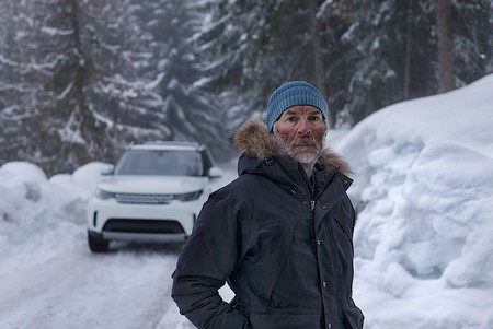 Land Rover dibuja un Defender en la nieve de los Alpes para celebrar el 70 aniversario del modelo