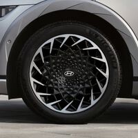 Los expertos en mecánica lo confirman: “las llantas de un auto eléctrico se desgastan hasta un 20% más que en uno a gasolina” 
