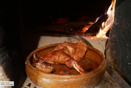 Las claves para hacer un cordero asado en horno de leña a la perfección