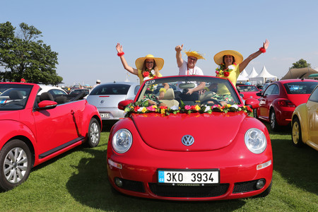 Una plaga de 200 escarabajos se reunió en Wolfsburg para celebrar 20 años de la era moderna del Volkswagen Beetle 