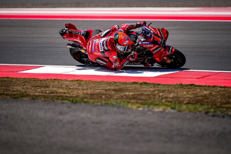Pecco Bagnaia remonta en Indonesia para recuperar el liderato del mundial gracias a la caída de Jorge Martín