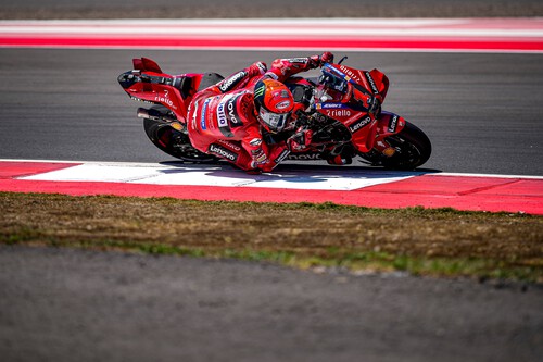 Pecco Bagnaia remonta en Indonesia para recuperar el liderato del mundial gracias a la caída de Jorge Martín