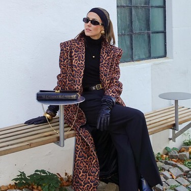 Nuevo en Mango: el pantalón de terciopelo color pavo real que salva los looks de Navidad y se reutiliza en la oficina