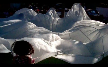 Lo bien que se lo pueden pasar los niños con un paracaídas en tierra