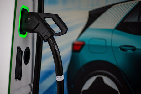 Na China, recarregar um carro elétrico na tomada é coisa do passado: agora existem carros com baterias removíveis em postos de gasolina.