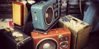 La música retro suena en una Suitcase Sound