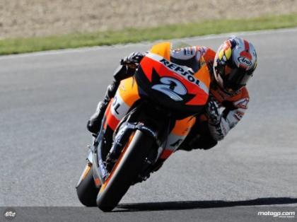 Lorenzo se cae de nuevo pero los españoles dominan en Francia