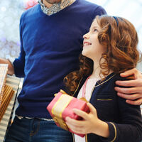 Los padres españoles invierten más tiempo en comprar juguetes que en jugar con sus hijos, y estas son las consecuencias 