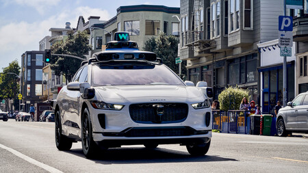 Robotaxíky sľubovali lacnú a rýchlu dopravu bez vodiča, no realita je iná – ceny Waymo sú až o 41 % vyššie než u konkurencie. Prečo sú ľudia ochotní priplácať? 