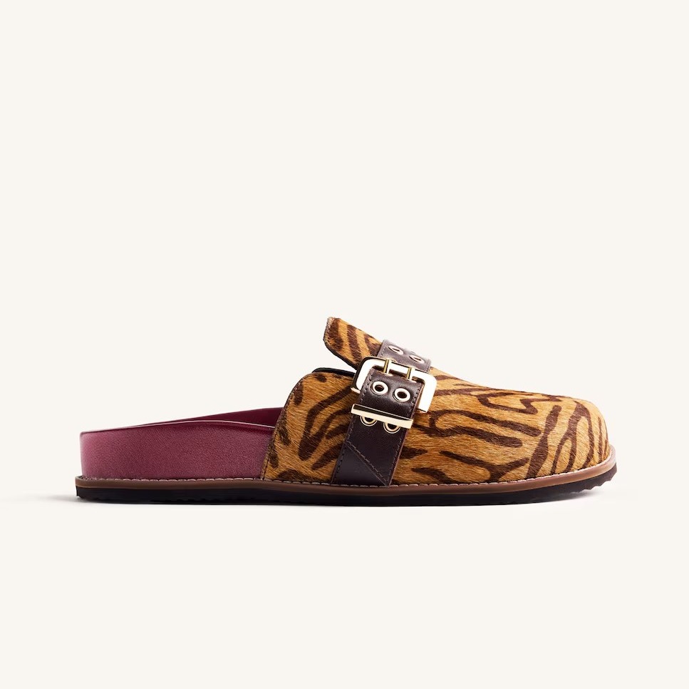 Zuecos de piel con estampado animal print de Gioseppo

