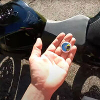 Llevo años siendo motero y el AirTag me permite dormir tranquilo por si me roban la moto