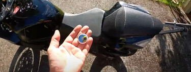 Llevo años siendo motero y el AirTag me permite dormir tranquilo por si me roban la moto