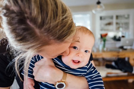"Tengo una bebé feliz y ese es ahora el estándar bajo el cual me juzgo a mí misma como mamá": la reflexión viral de una madre