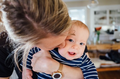 "Tengo una bebé feliz y ese es ahora el estándar bajo el cual me juzgo a mí misma como mamá": la reflexión viral de una madre