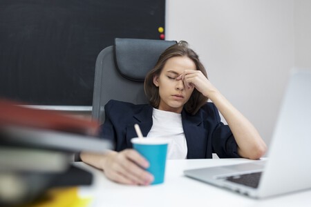 Mujer Cansada De Tiro Medio En La Oficina